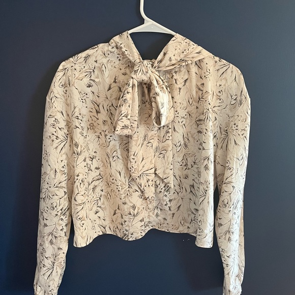 NWOT ASTR The Label Off White Sketch Long Sleeve Drape Tie Back Top Size M - Picture 4 of 6